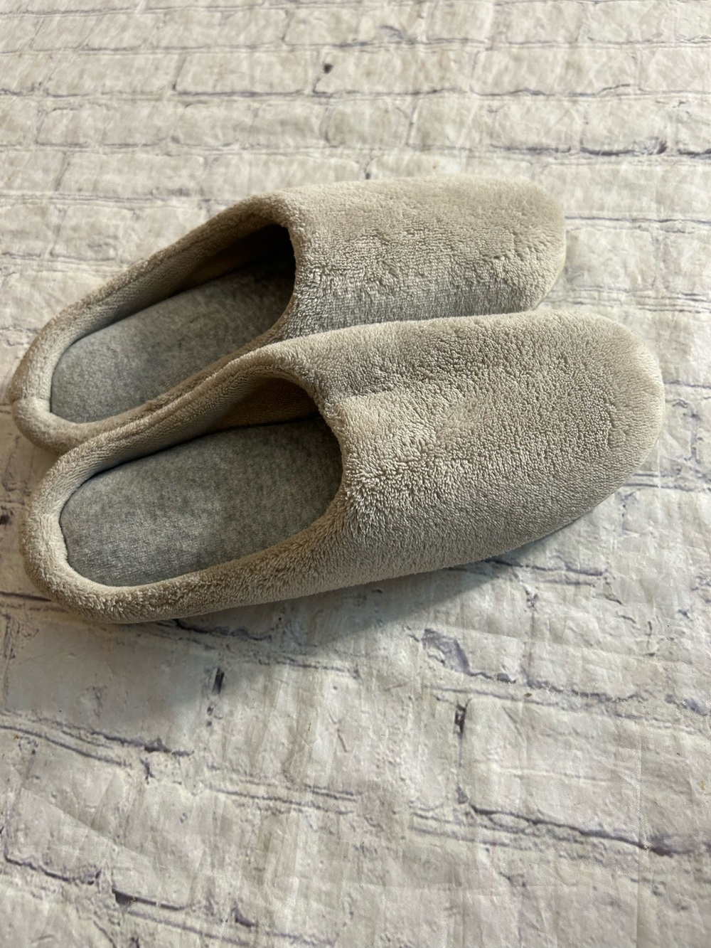 DEARFOAMS SOFT GREY COZY SLIPPERS HARD RUBBER SOLES CUSHION FOOTBED SIZE L(9-10)